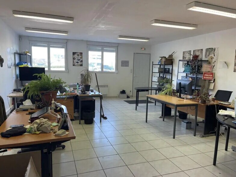 Office in Évreux for lease - Building Photo - Image 3 of 3