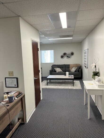 150 E Meda Ave, Glendora, CA à louer - Photo du bâtiment - Image 2 de 7