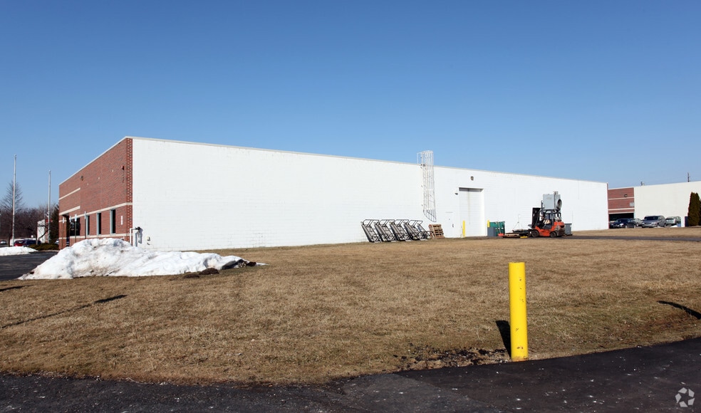 2129 Austin Ave, Rochester Hills, MI for lease - Building Photo - Image 2 of 2