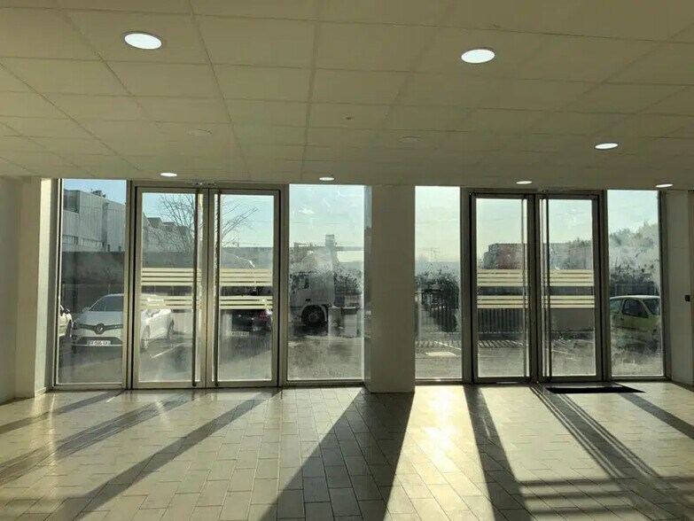 Office in Villeneuve-la-Garenne for lease - Interior Photo - Image 2 of 2