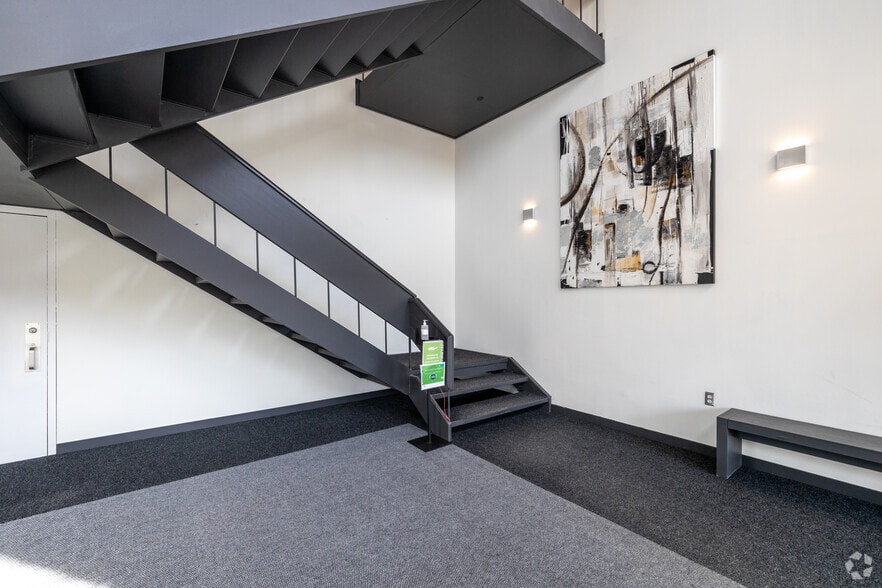395 Av Sainte-Croix, Montréal, QC for lease - Lobby - Image 1 of 17