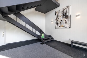 395 Av Sainte-Croix, Montréal, QC à louer Hall d’entrée- Image 2 de 6