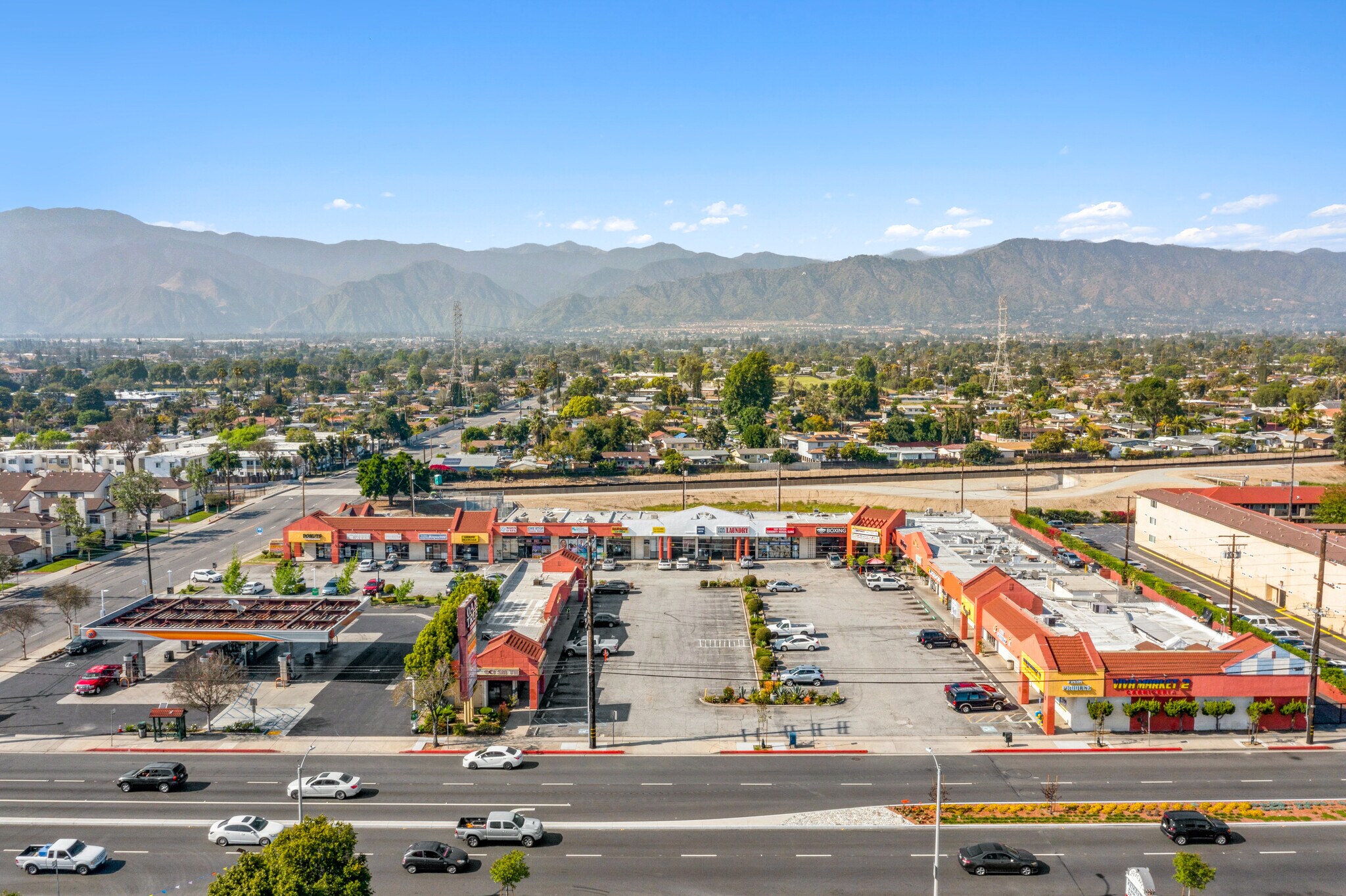 605-665 E Arrow Hwy, Azusa, CA à louer Photo du bâtiment- Image 1 de 8