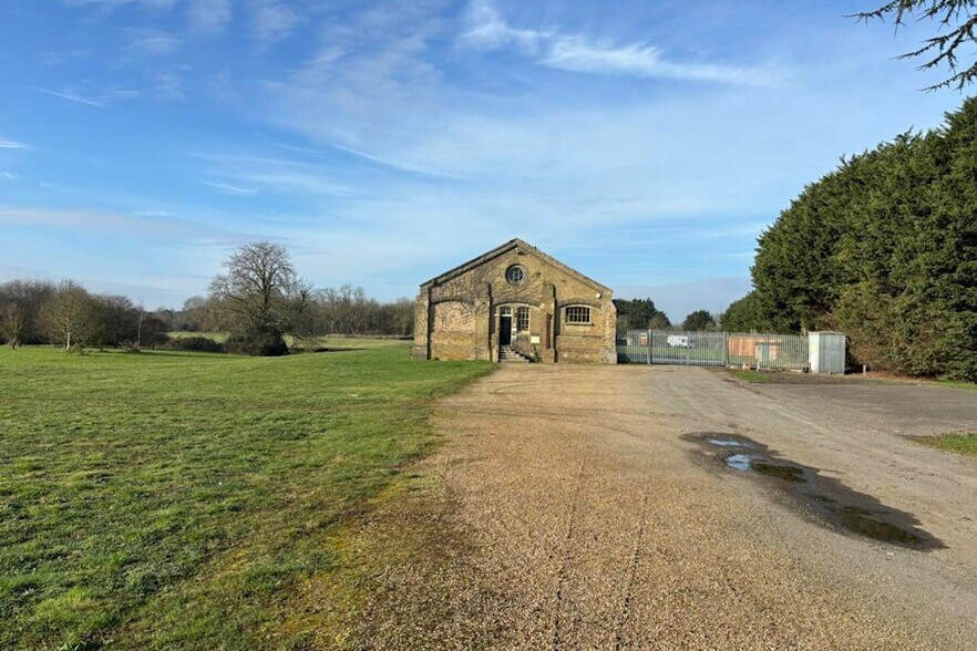 Station Rd, Mildenhall à louer - Photo du bâtiment - Image 2 de 5