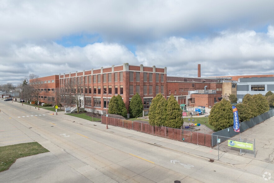 1220 Mound Ave, Racine, WI for sale - Primary Photo - Image 1 of 29