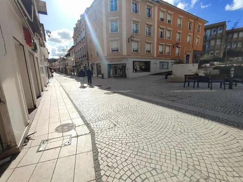 Commerce de détail dans Bourgoin-Jallieu à vendre - Photo du bâtiment - Image 2 de 8