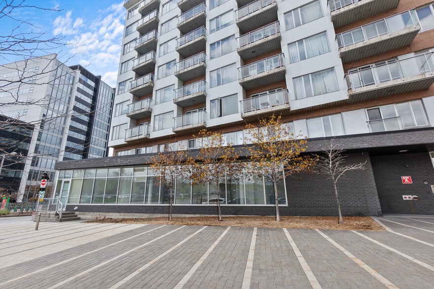 1155 Rue Saint-Charles O, Longueuil, QC à louer - Photo du bâtiment - Image 2 de 3