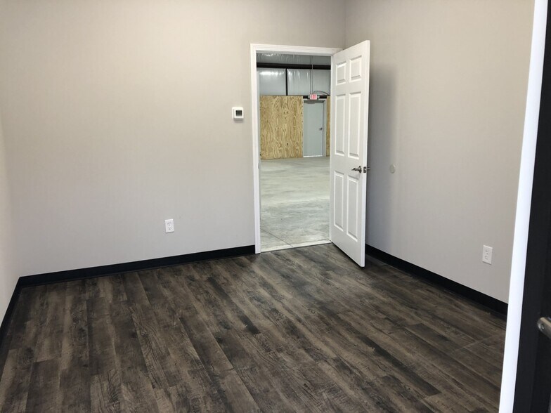 253 Grogan Dr, Dawsonville, GA for sale - Interior Photo - Image 2 of 15