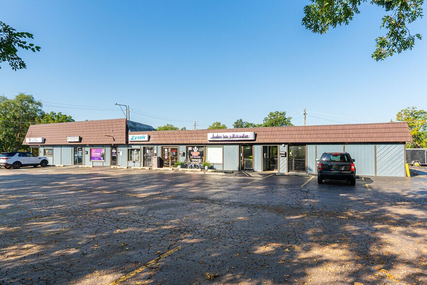 4262 Old Grand Ave, Gurnee, IL à louer - Photo du bâtiment - Image 2 de 3