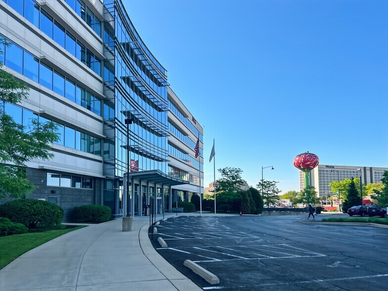 9400 W Higgins Rd, Rosemont, IL à louer - Photo du bâtiment - Image 2 de 11