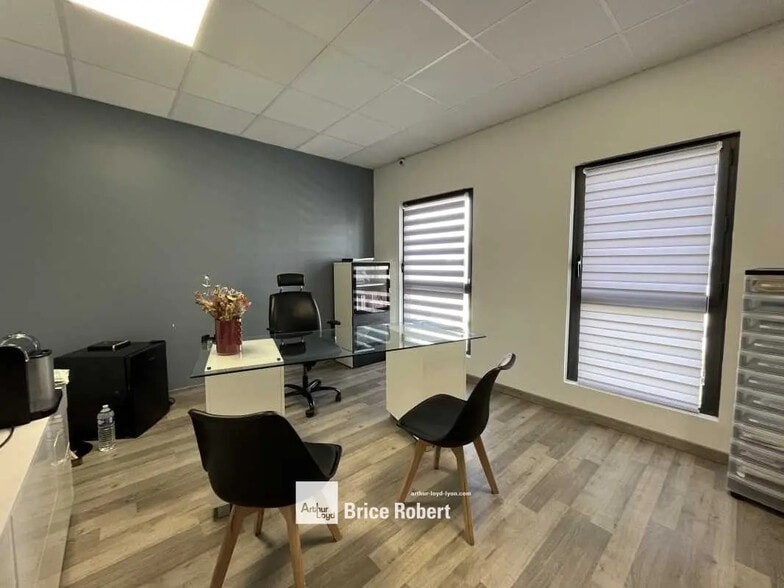 Flex in Sathonay-Camp for lease - Interior Photo - Image 3 of 5