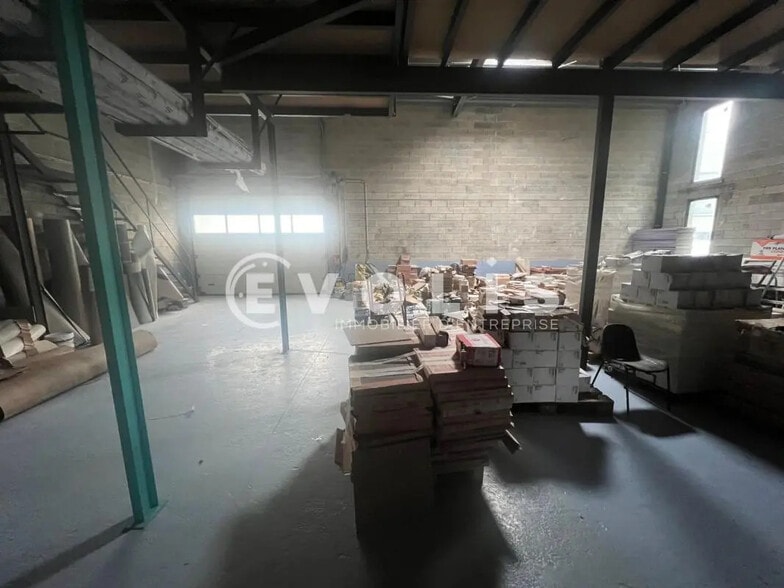 Flex in Saint-Pierre-du-Perray for lease - Interior Photo - Image 3 of 8