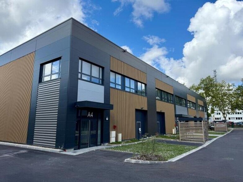 8 Rue Denis Papin, Trappes à louer - Photo du bâtiment - Image 3 de 8