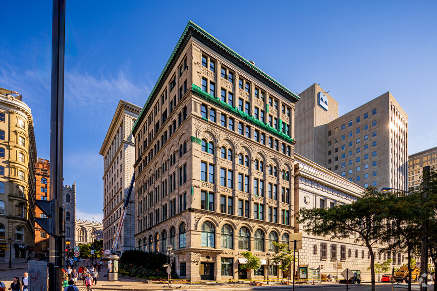 100-104 Rue Saint-Antoine O, Montréal, QC à louer - Photo du bâtiment - Image 2 de 5