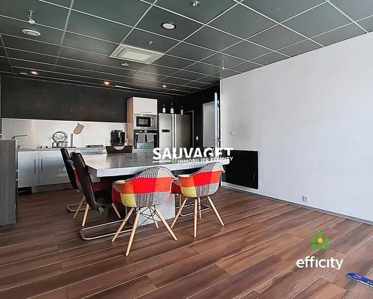 Bureau dans La Roche-sur-Foron à louer - Photo du bâtiment - Image 2 de 16