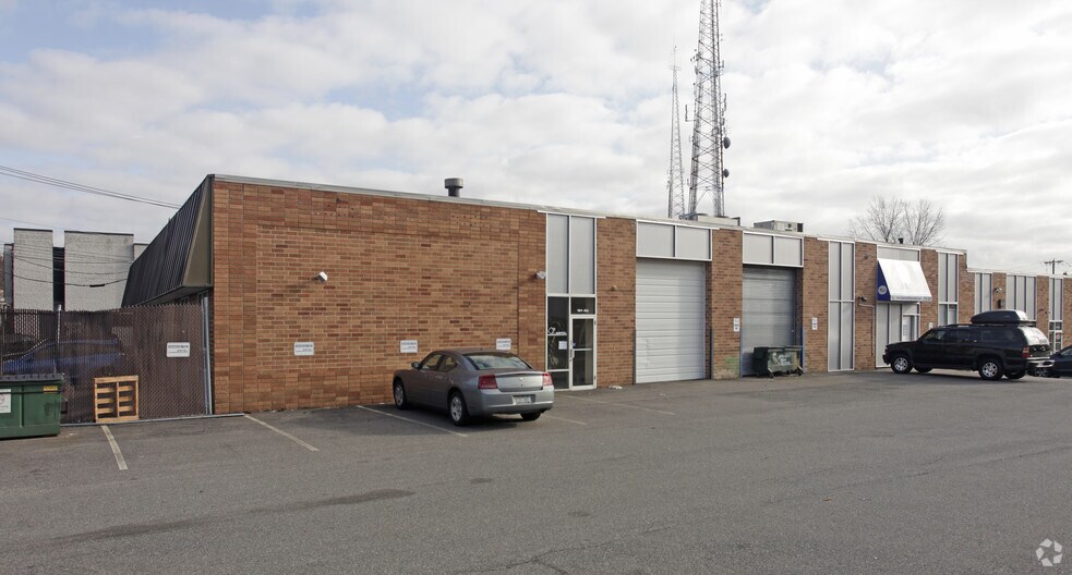 121 DuPont St, Plainview, NY à vendre - Photo du bâtiment - Image 2 de 2