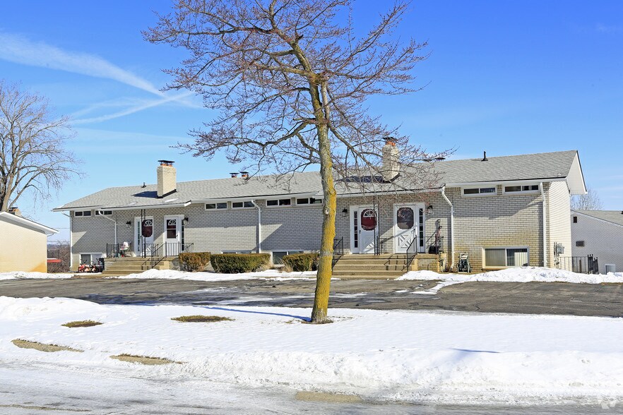 8170 Summit Rdg, White Lake Township, MI à vendre - Photo du bâtiment - Image 3 de 5