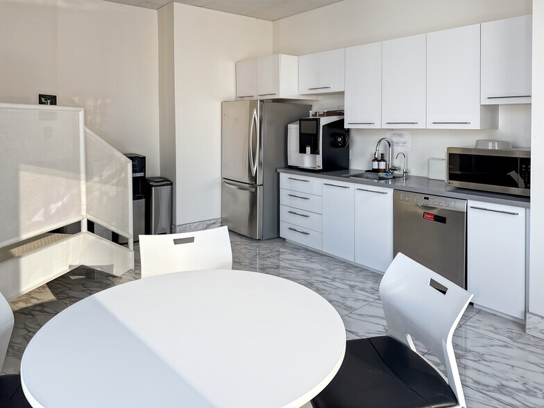 240 Rue Saint-Jacques, Montréal, QC à louer - Photo du bâtiment - Image 2 de 4