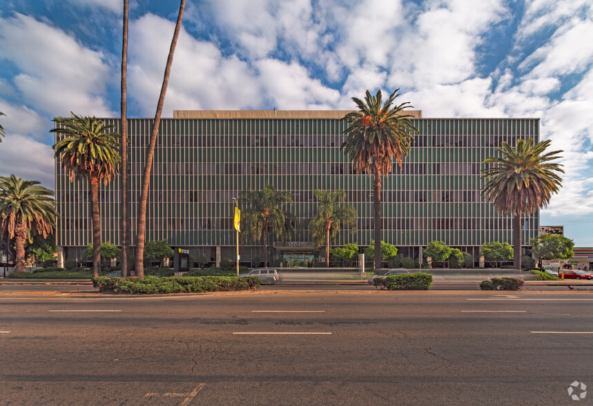 18040 Sherman Way, Reseda, CA à louer - Photo du bâtiment - Image 2 de 7