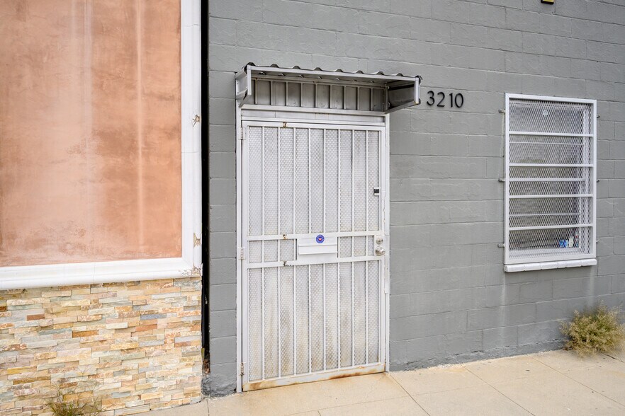 3210 N San Fernando Blvd, Burbank, CA à vendre - Photo du bâtiment - Image 3 de 23