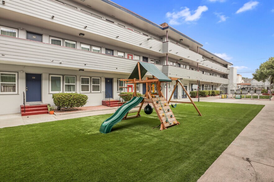 2555-2567 Foothill Blvd, Oakland, CA à vendre - Photo du bâtiment - Image 2 de 18