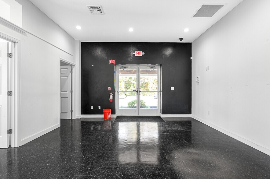 10 Meadow Rd, Spencer, MA à vendre - Photo du bâtiment - Image 3 de 80