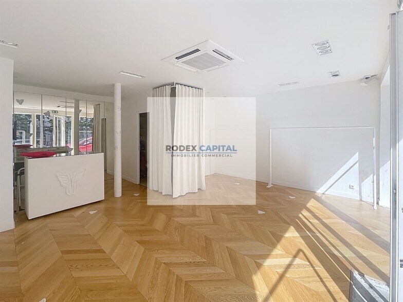 Retail in Paris for lease - Interior Photo - Image 1 of 3