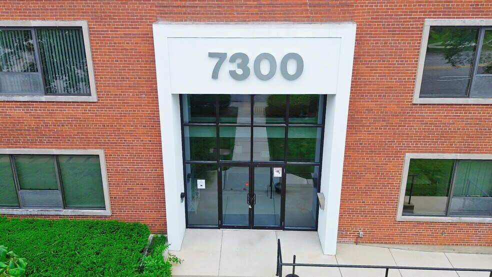 7300 N Cicero Ave, Lincolnwood, IL à vendre - Photo du bâtiment - Image 3 de 62