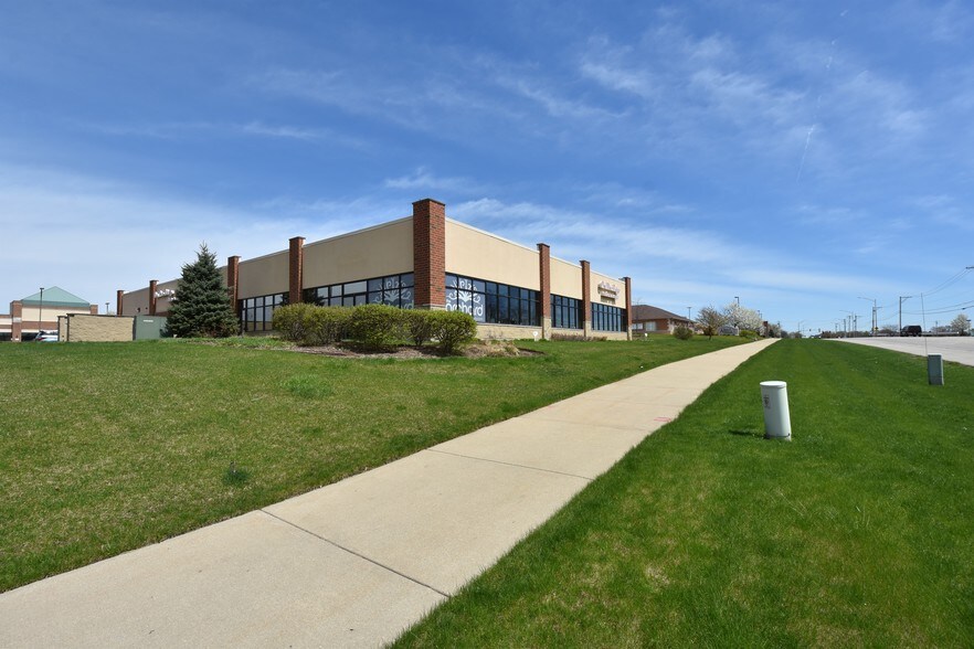 1175 Oak St, North Aurora, IL à vendre - Photo du bâtiment - Image 2 de 8