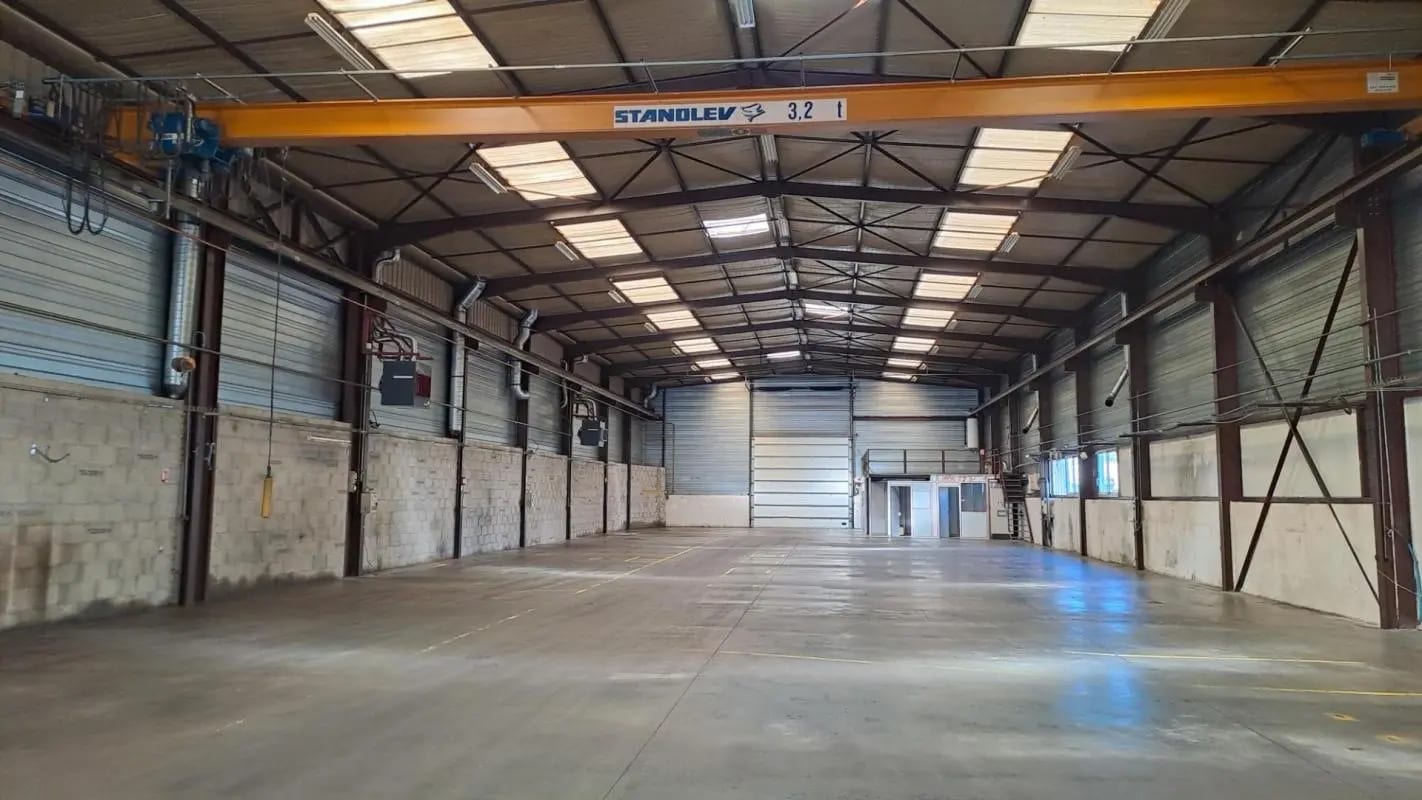 Flex in Belleville-en-Beaujolais for lease Interior Photo- Image 1 of 5