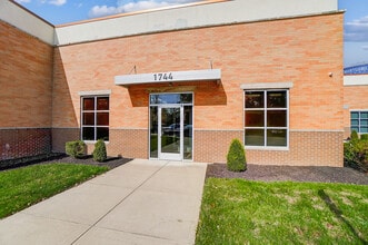1740 Thomas Paine Pky, Dayton, OH for lease Building Photo- Image 2 of 23