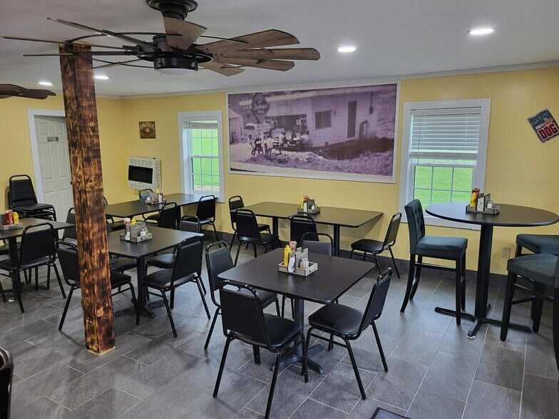 69 Erbacon Rd, Cowen, WV à vendre - Photo du bâtiment - Image 2 de 9