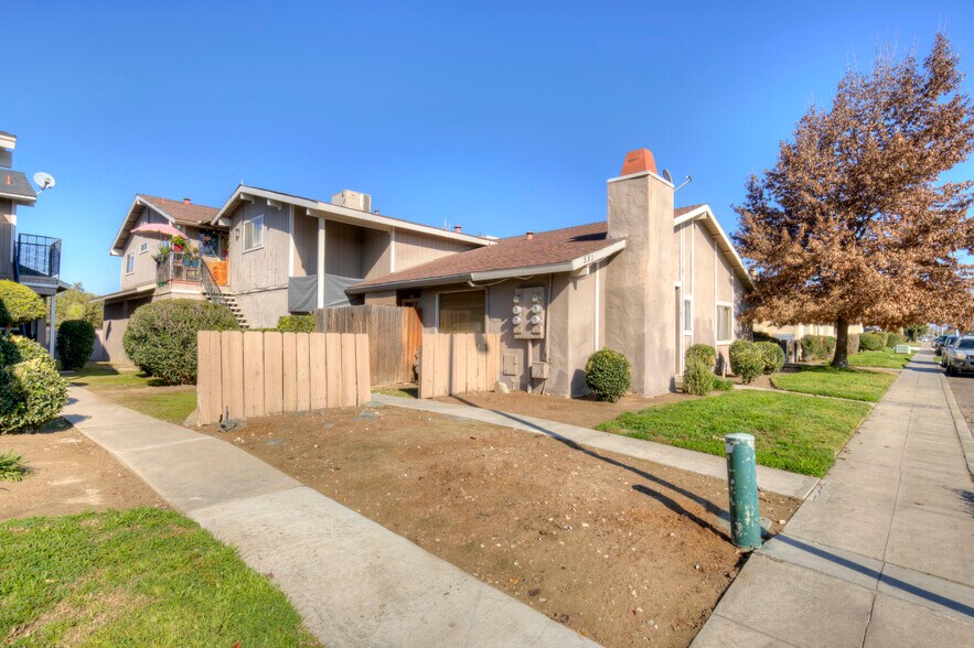 581 W Ashlan Ave, Clovis, CA à vendre - Photo du bâtiment - Image 1 de 7
