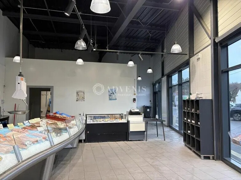 Retail in Cucq for lease - Interior Photo - Image 2 of 5
