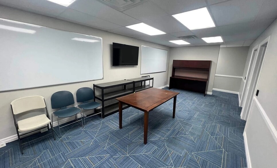 2070 W Broadway St, Idaho Falls, ID for lease - Interior Photo - Image 3 of 6