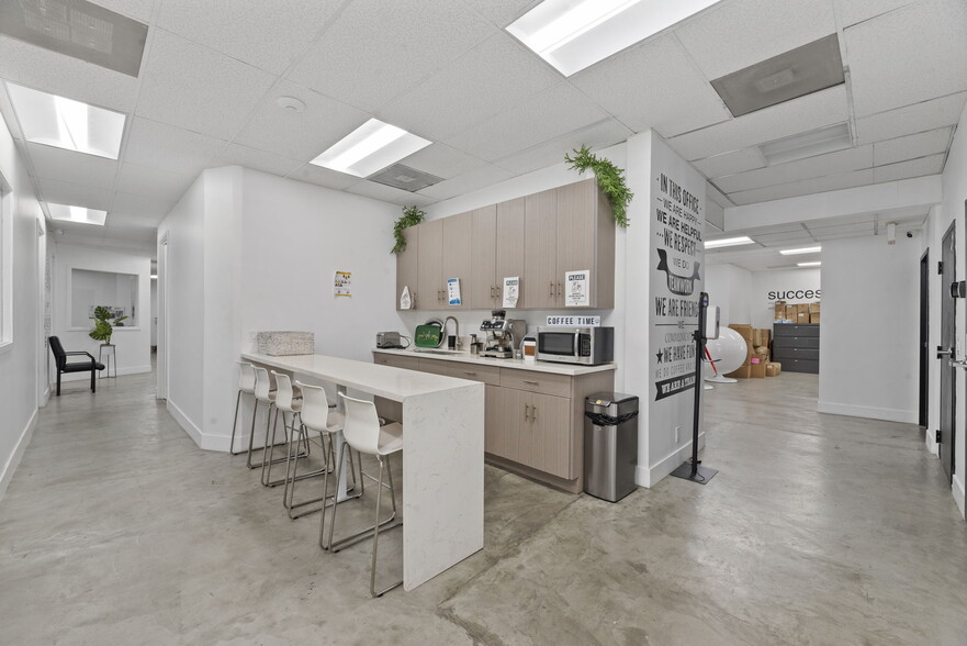 22736 Vanowen St, West Hills, CA for lease - Interior Photo - Image 3 of 12