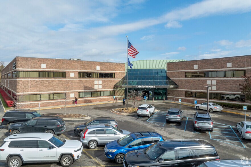 2300 Haggerty Rd, West Bloomfield, MI à louer - Photo du bâtiment - Image 1 de 9