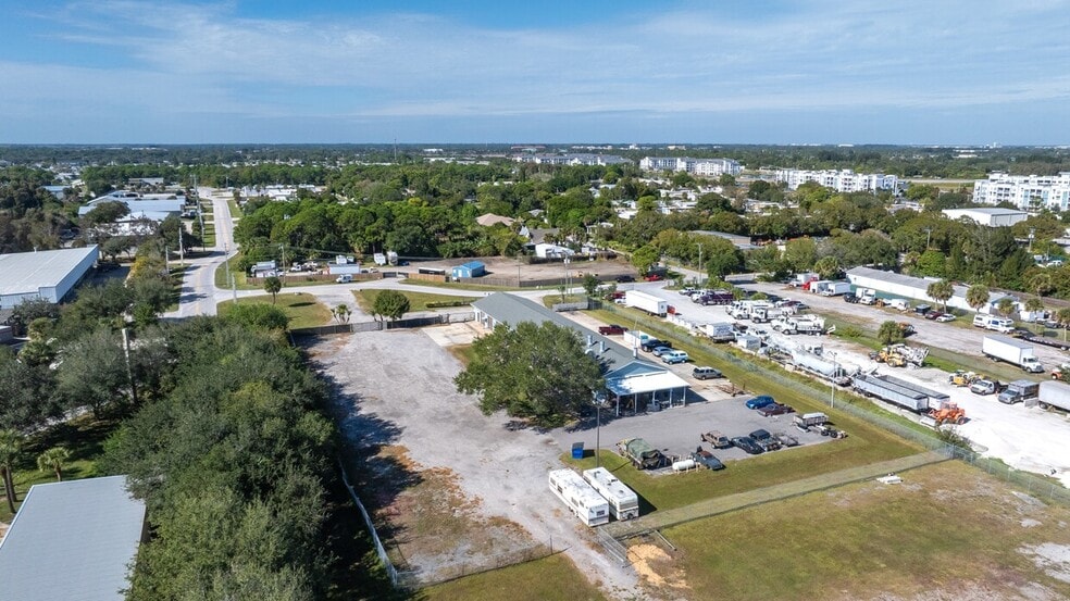 1901 Danr Dr NE, Palm Bay, FL à vendre - Aérien - Image 2 de 19