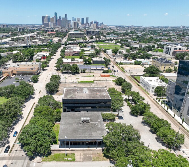 5001/5115 Main St portefeuille de 2 propriétés à vendre sur LoopNet.ca - Photo du bâtiment - Image 2 de 5