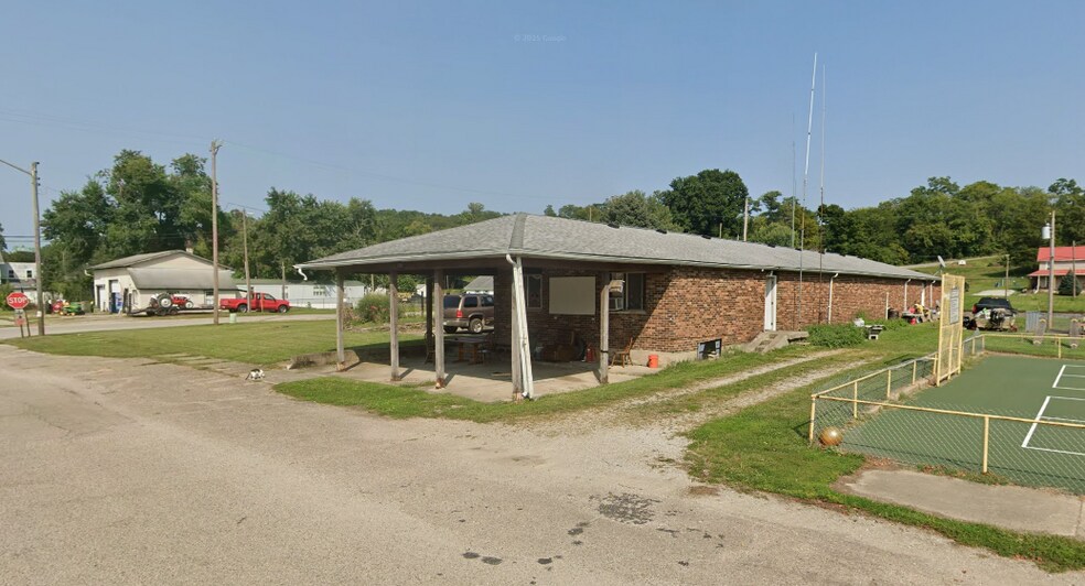 103 S Main St, Brownsville, IN à vendre - Photo du bâtiment - Image 3 de 4