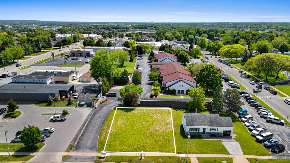 1047 Marvelle ln, Green Bay, WI for sale - Building Photo - Image 3 of 11