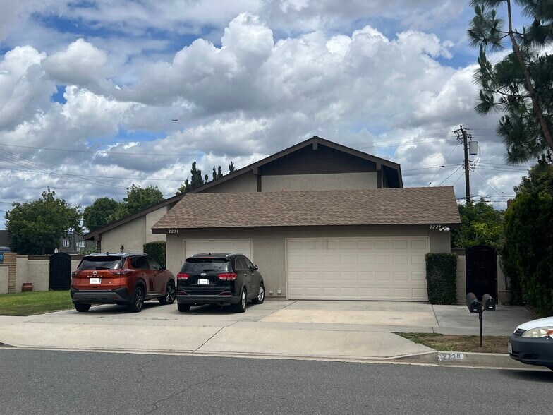 2229 Ponderosa St, Santa Ana, CA à vendre - Photo du bâtiment - Image 2 de 12