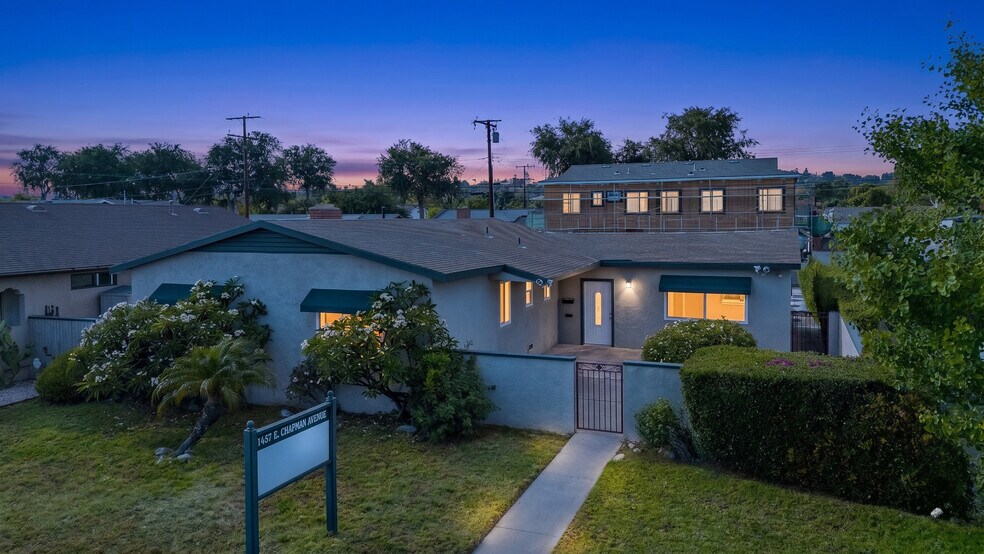 1457 E Chapman Ave, Fullerton, CA à vendre - Photo du bâtiment - Image 1 de 33