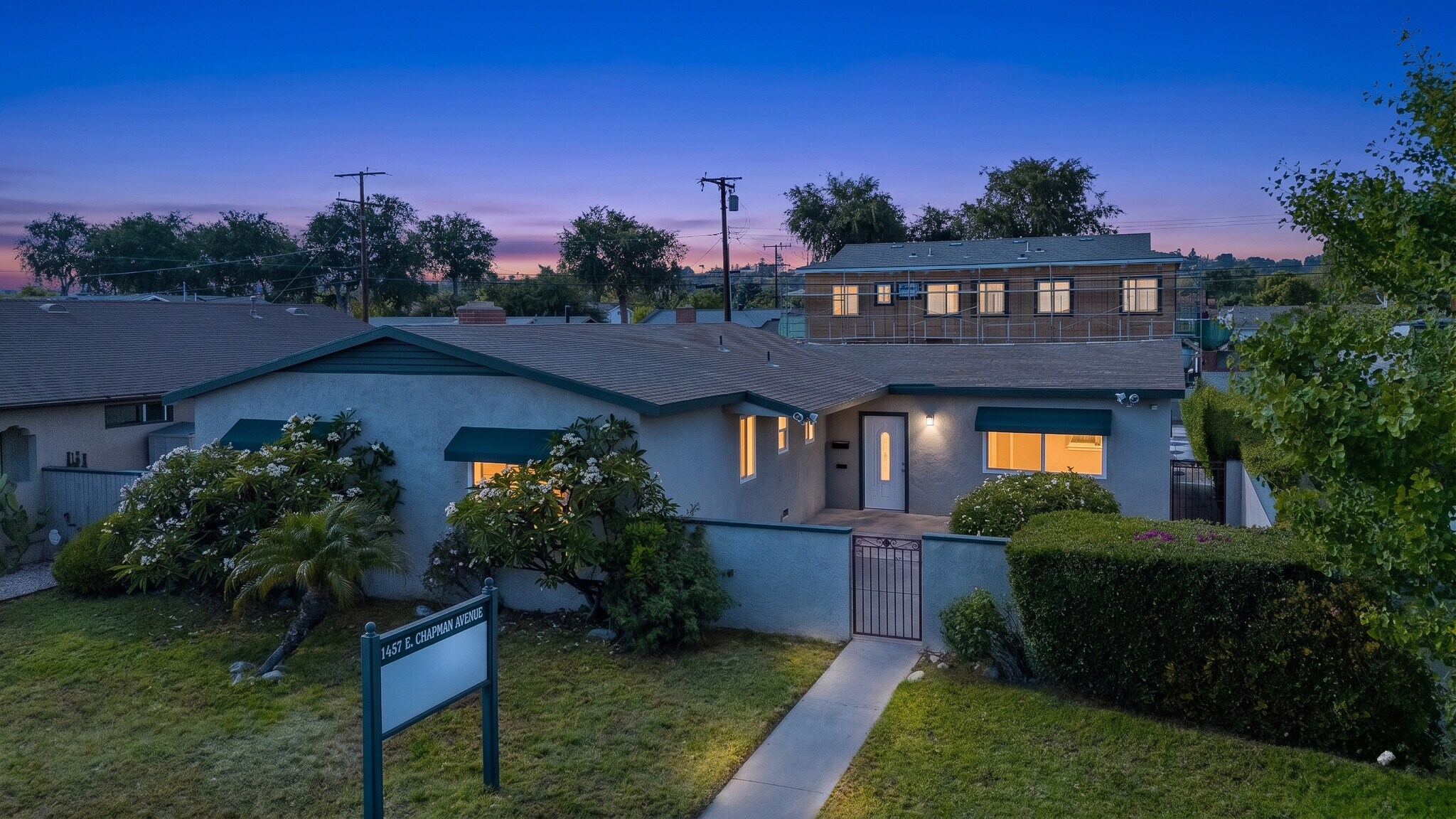 1457 E Chapman Ave, Fullerton, CA à vendre Photo du bâtiment- Image 1 de 34