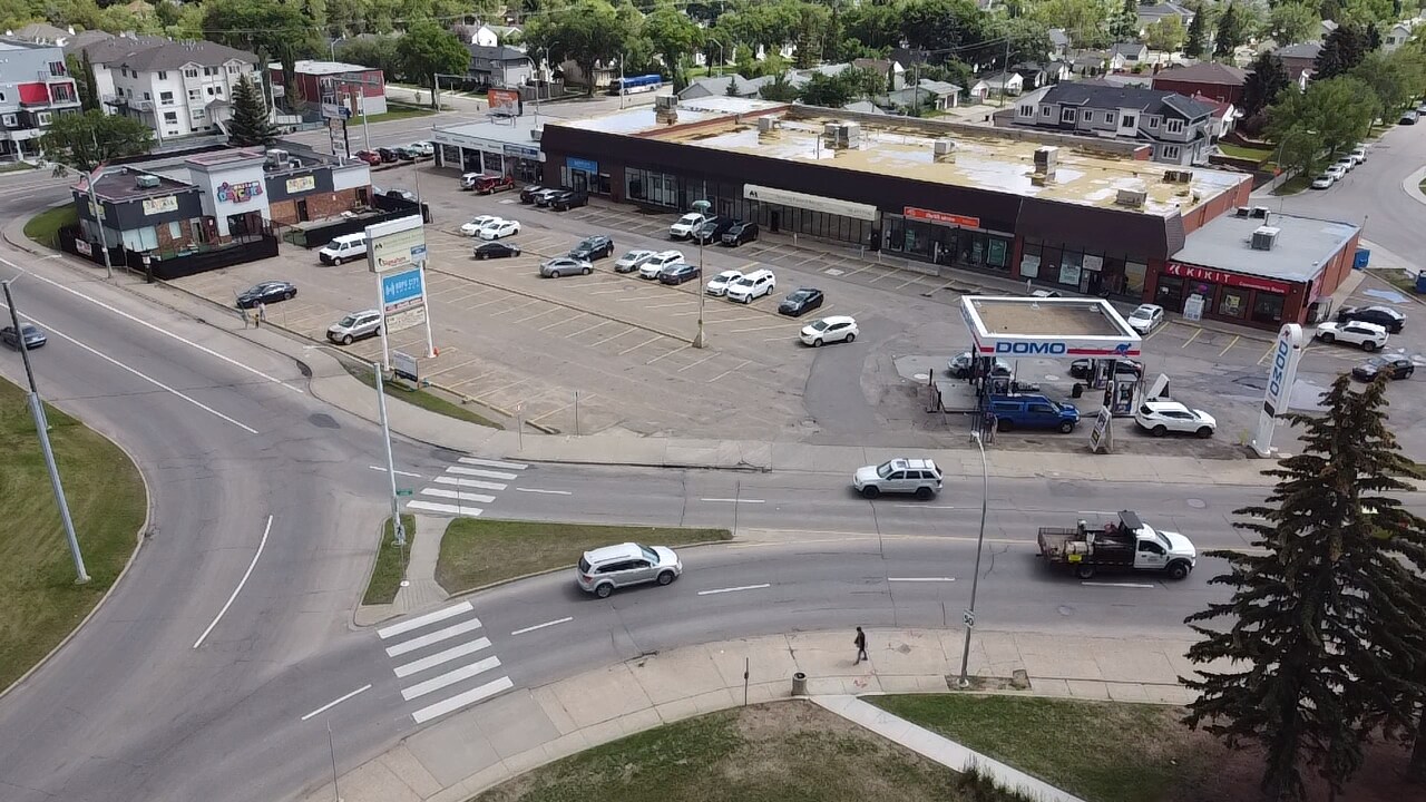 10121-10135 Princess Elizabeth Ave NW, Edmonton, AB à vendre Photo du bâtiment- Image 1 de 1