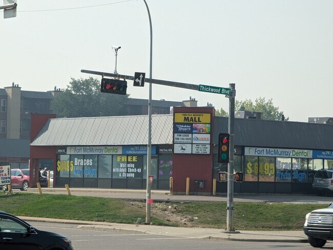 Plus de détails pour 700 Signal Rd, Fort McMurray, AB - Bureau/Commerce de détail, Commerce de détail à louer
