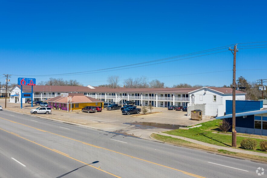 1601 S Texas Ave, Bryan, TX à vendre - Photo du bâtiment - Image 3 de 8