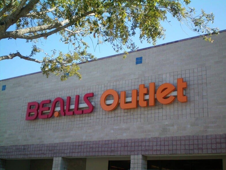 7039 W Waters Ave, Tampa, FL à louer - Photo du bâtiment - Image 2 de 8