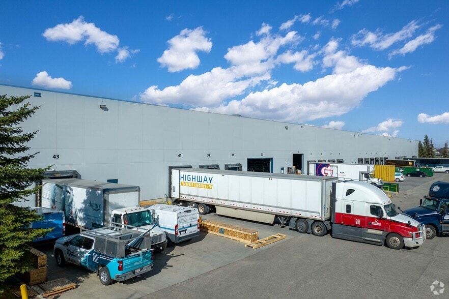 2355 52nd Ave SE, Calgary, AB for lease - Building Photo - Image 3 of 8