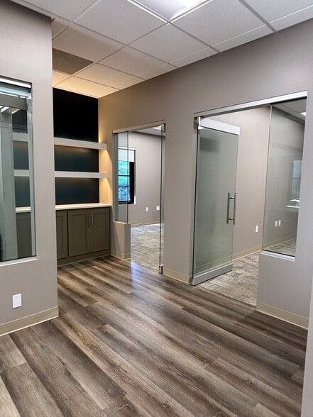 21620-21628 Midland Dr, Shawnee, KS for lease - Interior Photo - Image 2 of 8